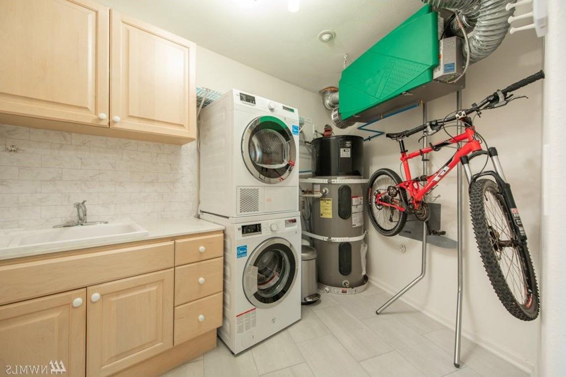 McGraw建造了绿色四星级西雅图公寓改造杂物间，带自行车架和热泵热水器